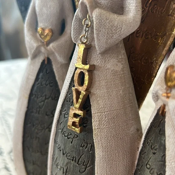 Trio of Angels Figurine with Dangling Love Charm ✨ Gorgeous Piece! 💛 - Picture 14 of 15